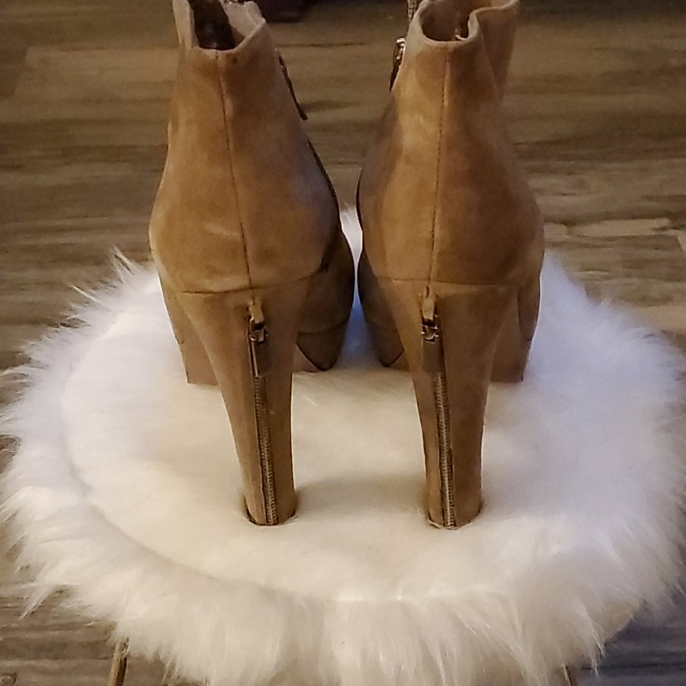 Shoes - Picture 3 of 7